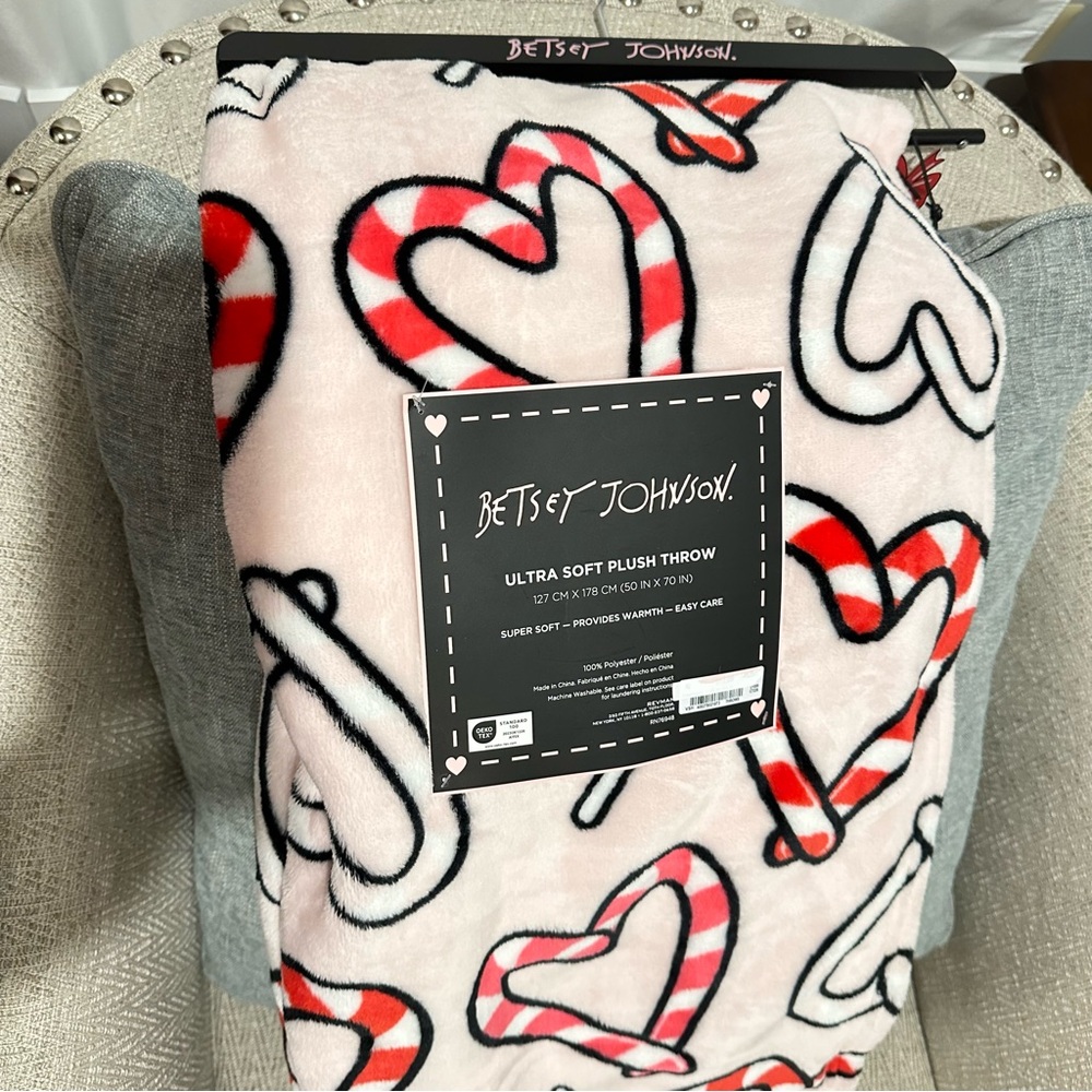 Betsey Johnson Christmas Holiday Candy Cane Hearts Pink Throw Blanket 50 x 70”